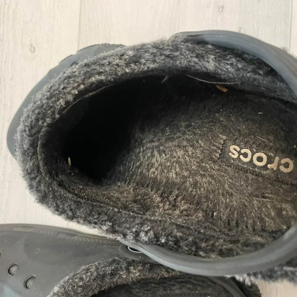 Crocs black fuzz lined juniors 1/3‎